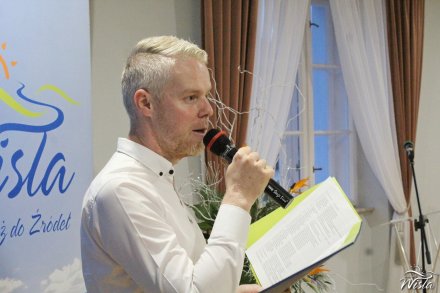 Prowadzący uroczyste otwarcie Klubu Seniora Tadeusz Papierzyński